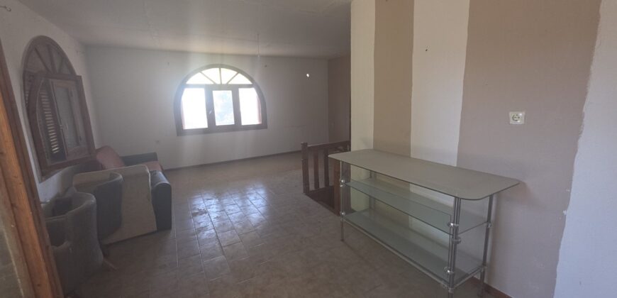 Двор и градина на къщата в Неа Ираклия