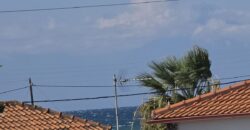 Външен изглед на триетажната къща в Неа Каликратия