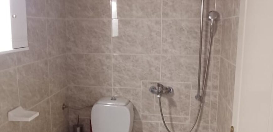 Частно паркомясто пред сградата