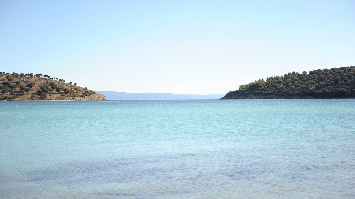 Ακτογραμμή στη Χαλκιδική με θέα στη θάλασσα